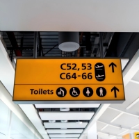 Boîte à lumière LED rectangulaire à fixation au plafond avec cadre en aluminium pour signalétique directionnelle intérieure des halls d'arrivée et de départ d'aéroports (personnalisable)
