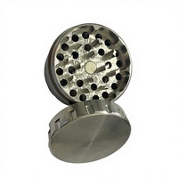 Broyeur à herbes en acier inoxydable de haute qualité et sûr, avec dents tranchantes, logo OEM gravé gratuit, emballage en boîte cadeau, broyeur à tabac
