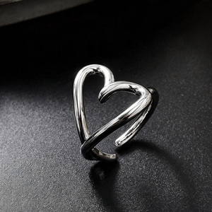 Anillo de acero inoxidable de lujo, elegante, atemporal, de primera calidad, con acabado pulido espejo, diseño de corazón hueco, banda abierta ajustable, para ocasiones especiales. - Product Image 1