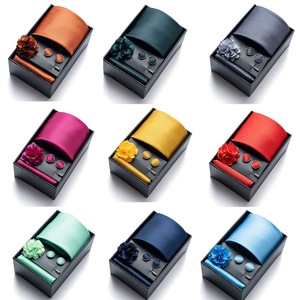 Fornitura Diretta dalla Fabbrica: Cravatta in Poliestere da Uomo con Fazzoletto Quadrato, Gemelli e Spilla, in Confezione <span class=keywords><strong>Regalo</strong></span>, Accessori per Matrimonio e per la Nuova Moglie - Product Image 1