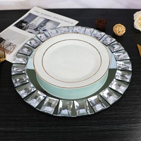 Assiettes de présentation décoratives de luxe en verre miroir argenté, ornées de diamants, pour la décoration de table de mariage (vente en gros)
