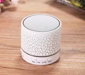 Altavoz Inalámbrico Mini Portátil con Bluetooth 4.1, Resistente al Agua IPX4, con Luces LED RGB y Cancelación de Ruido, Ideal para Viajes al Aire Libre, Venta al Por Mayor de Fábrica - Product Image 4