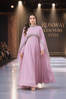 Robe longue en mousseline de soie à col montant et manches cape ornées de strass faite à la main pour femme – Collection 2026 |   Abaya de fête de luxe, Kaftan modeste pour femmes musulmanes