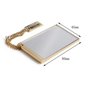 Espejo de Maquillaje Portátil de Bolsillo de Lujo, de Aleación de Zinc Dorada, con Logotipo Grabado en Negro y Borla - Product Image 3