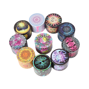 Biểu Tượng Tùy Chỉnh Bán Buôn UV Đầy Đủ In Ấn Chất Lượng Cao 4 Hai Lớp Kim Loại Kẽm Hợp Kim Máy Xay Bền Sắc Nét Răng Thuốc Lá Máy Xay - Product Image 1