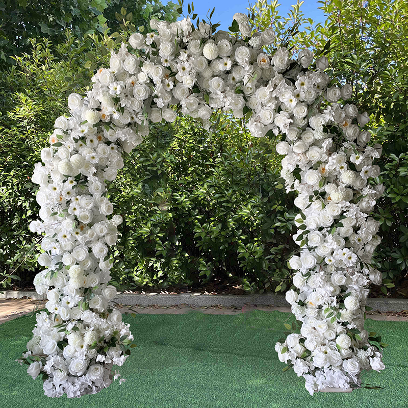 08White roses adorned with green leaves scallion bulbs