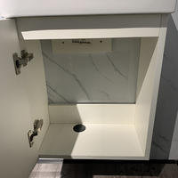 Meuble de salle de bain d'appartement de luxe, petit évier de salle de bain, vanité et miroir, armoire en bois