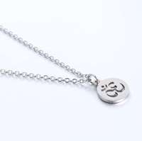 Collier pendentif Gaovo Symbole Om en acier inoxydable plaqué or, avec breloque disque rond, bijou pour femme, idéal pour les fêtes et le quotidien