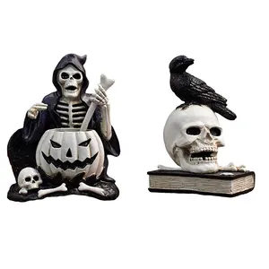 Desk Topper Halloween Skulls Lebensechter menschlicher Skelett kopf mit schwarzem Adler raben schädel für Halloween Haunted House Bar Dekor