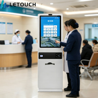 Kiosque en libre-service intérieur avec écran tactile, terminal de gestion des files d'attente, imprimante de tickets et scanner de paiement automatique pour banques et hôpitaux