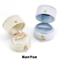 Boîte à bagues ovale en lin personnalisée avec insert en velours et couvercle rabattable pour emballage de bijoux, idéale pour les fiançailles, les mariages et les propositions de mariage