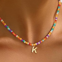Colliers pendentifs minimalistes en laiton avec perles de rocaille, initiales et alphabet, arc-en-ciel, pour femmes, été