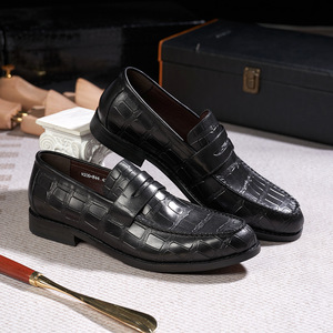 Mocasines de Cuero Genuino de Alta Gama para Hombre con Grabado de Patrón de Piedras, Zapatos Formales de Negocios para Hombre en Negro y Borgoña - Product Image 3