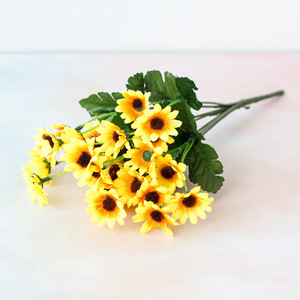 Vente en gros de 24 têtes de fleurs artificielles en soie, fausses fleurs de tournesol pour la décoration de la maison et du bureau - Product Image 5