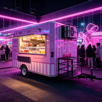 Remorque alimentaire commerciale avec fenêtre de service et comptoir de présentation de gâteaux pour Tiramisu dans la rue Neon de Londres