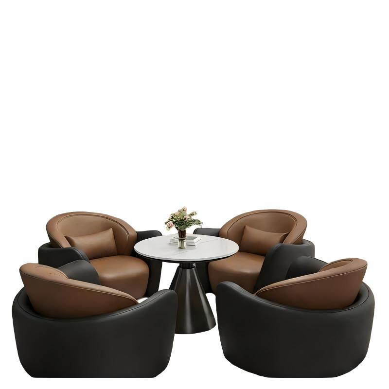 Une table et quatre chaises (noires et marron)