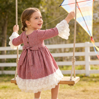 Anpassung Möglich Vintage Rot-Weiß Kariertes Kinderkleid mit Spitzenmanschetten Taillenbindung Perfekt für Alltägliche Freizeitaktivitäten im Freien