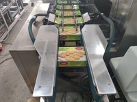 Machine d'emballage de boîtes en carton pour aliments à grande vitesse entièrement automatique avec plateau, machine de scellage à la colle