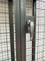 Muti tingkat penyimpanan kawat Mesh loker pelat logam kabinet dengan pintu ganda kotak aman