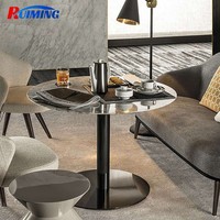 Table basse moderne durable très vendue avec 2 chaises, structure métallique, coussins résistants aux intempéries et imperméables pour usage en hôtel et cour.