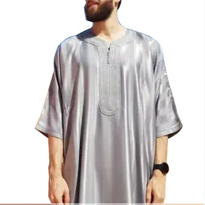 9173 2023 novo vestido de roupão longo para homens árabes muçulmanos bordados Jubba Thobes Homme Kaftan marroquino Eid Prayer