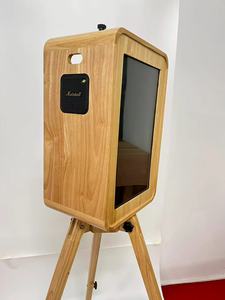 Cabina de Fotos Retro de Madera de Doble Cara con Patas Plegables de Roble, Diseño de Madera, Estética Vintage, Agrega Encanto a una Fiesta - Product Image 1