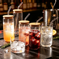 Vente en gros de verres en forme de canette en verre borosilicate résistant à la chaleur et au froid, verres à bière type Mason Jar avec couvercles en bambou et pailles
