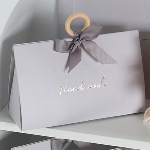 Sacchetto Regalo in Carta Bianca con Logo Personalizzato Stampato in Oro 22x7.5x14cm, Scatola di Lusso Fatta a Mano con Nastro per Gioielli e Matrimoni - Product Image 1