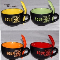 Tasse de bol de nouilles de soupe en céramique noire émaillée extérieure colorée intérieure assortie personnalisée en gros avec poignée de cuillère de couleur insérable
