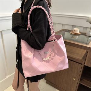 Sac diamant à la mode: la bandoulière tressée fait écho au motif diamant, créant un accent à la mode - Product Image 6