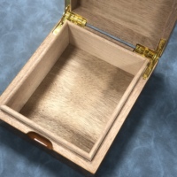 Fabricant OEM Étui à cigares carré 10 CT personnalisé Boîte de bureau en cèdre laquée à haute brillance fabriquée à la main