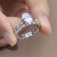 Bague de fiançailles en or blanc massif 18 carats avec moissanite taille ovale, personnalisée et sur mesure, par Messi Jewelry