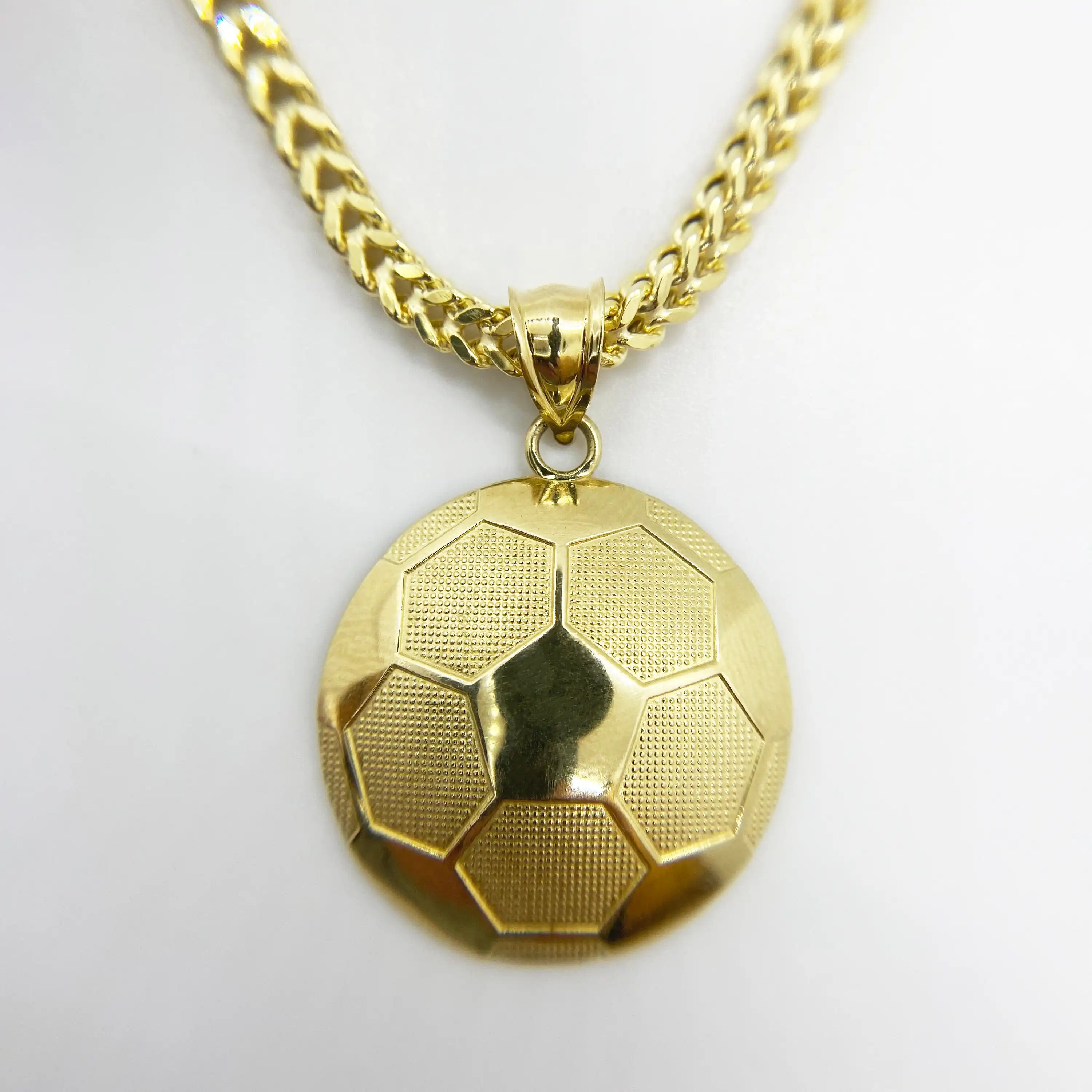 Duyizhao 14K chapado en oro balón de fútbol encanto colgante para hombres/mujeres joyería