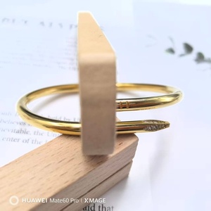 Bracciale a Chiodo Personalizzato in Acciaio Inossidabile Ipoallergenico, Gioielli di Lusso Leggero per Coppie, Stile Europeo e Americano - Product Image 2