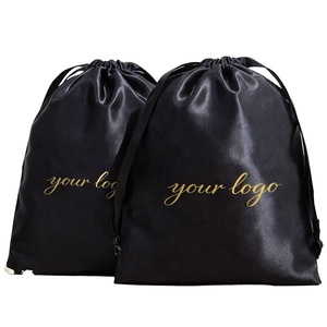 Pochette cadeau personnalisable de luxe en satin noir avec cordon de serrage et logo doré sérigraphié pour cadeaux de mariage - Product Image 1