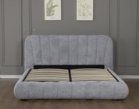 Lit élégant et moderne en velours bouclé, rembourré, avec système de levage hydraulique, rangement intégré, tête de lit capitonnée à canaux verticaux incurvés, taille King, vente en gros B2B