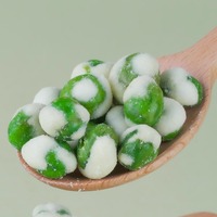 Collation quotidienne riche en protéines, nourriture saine, pois verts grillés enrobés de wasabi blanc