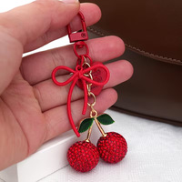 Schattig Valentijnscadeau: metalen sleutelhanger voor dames, versierd met strass steentjes, kersenmotief, kristallen charme voor tassen en handtassen.