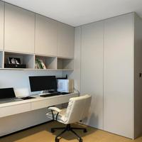 Meuble de bureau intégré minimaliste et fin avec placage mat imperméable pour coin lecture compact et privé dans un penthouse