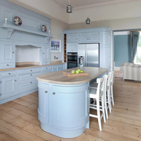 Cuisine sur mesure en bois de contreplaqué bleu français moderne avec îlot central en forme de Nakajima, armoire suspendue