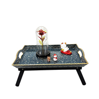 Plateau rectangulaire à bordure dorée, plateau de service à motif floral arabesque rétro avec pieds noirs pliables et doubles poignées