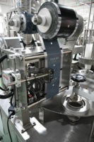 Machine de remplissage de tasse de haricots au chocolat approuvée CE peseur linéaire film de pondération en plastique scellage capsulage emballage alimentaire
