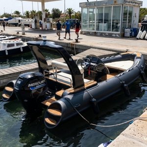 Bateau semi-rigide de luxe en Hypalon PVC de 5,8 m, coque en GRP, console centrale, yacht gonflable rigide, bateau d'accompagnement haut de gamme, croiseur côtier premium - Product Image 2