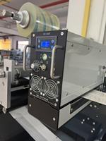 Machine d'impression numérique à jet d'encre industrielle haute vitesse avec séchage UV et découpe pour étiquettes de marque professionnelles