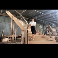 Escalier en colimaçon en bois massif courbé sur mesure, directement de l'usine, avec balustrade en fer forgé pour l'intérieur de la villa