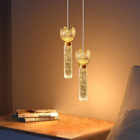 Lámpara Colgante Cilíndrica de Cristal Prismático con Corona Floral Dorada, Elegante Luminaria para Vestíbulo o Escalera