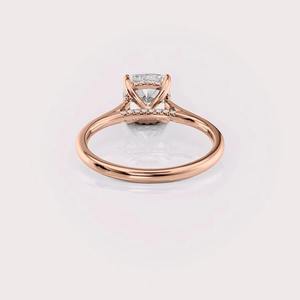 Bague de fiançailles solitaire en diamant de laboratoire taille coussin en or rose 18 carats - Product Image 3