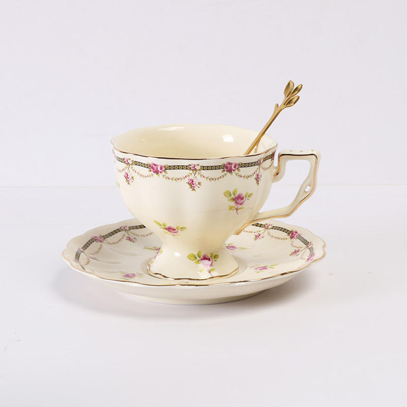 Tasse et soucoupe en dentelle bleue