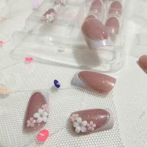 24 <span class=keywords><strong>Uñas</strong></span> Postizas Elegantes Cuadradas y Cortas, Diseño Floral 3D en Blanco, <span class=keywords><strong>Uñas</strong></span> de Presión con Diseño de Flores en Contraste <span class=keywords><strong>Rosa</strong></span> <span class=keywords><strong>Claro</strong></span> y Blanco, <span class=keywords><strong>Uñas</strong></span> con Brillo - Product Image 3