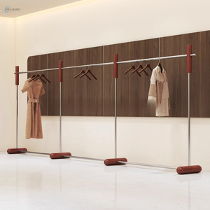 Expositor de Chão para Loja de Roupas, Ilha Central, em Aço Inoxidável Brilhante, com Cabides e Detalhes em Nogueira - Product Image 1